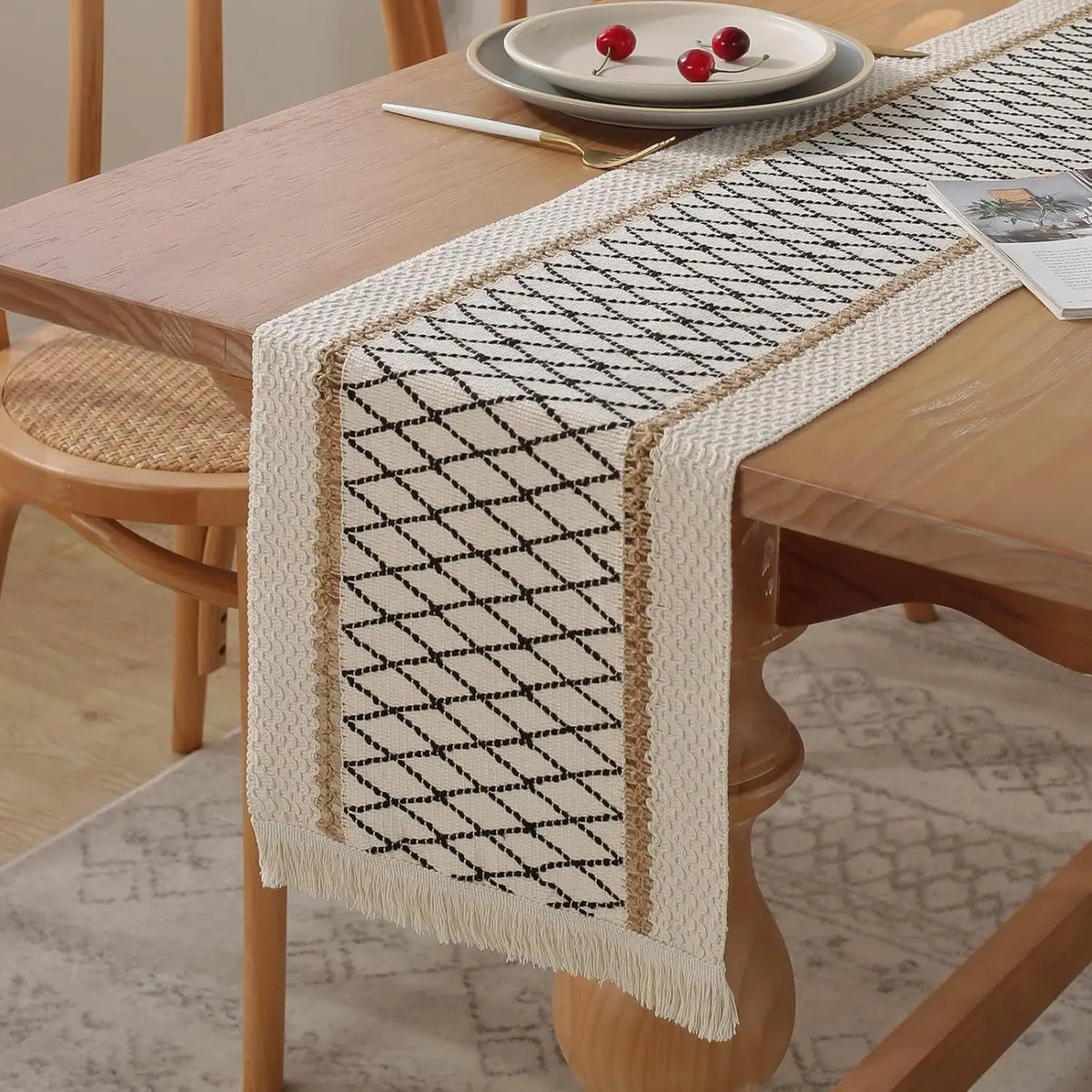 Beige boho table runner with tassels and geometric pattern - vue 3 sur 7
