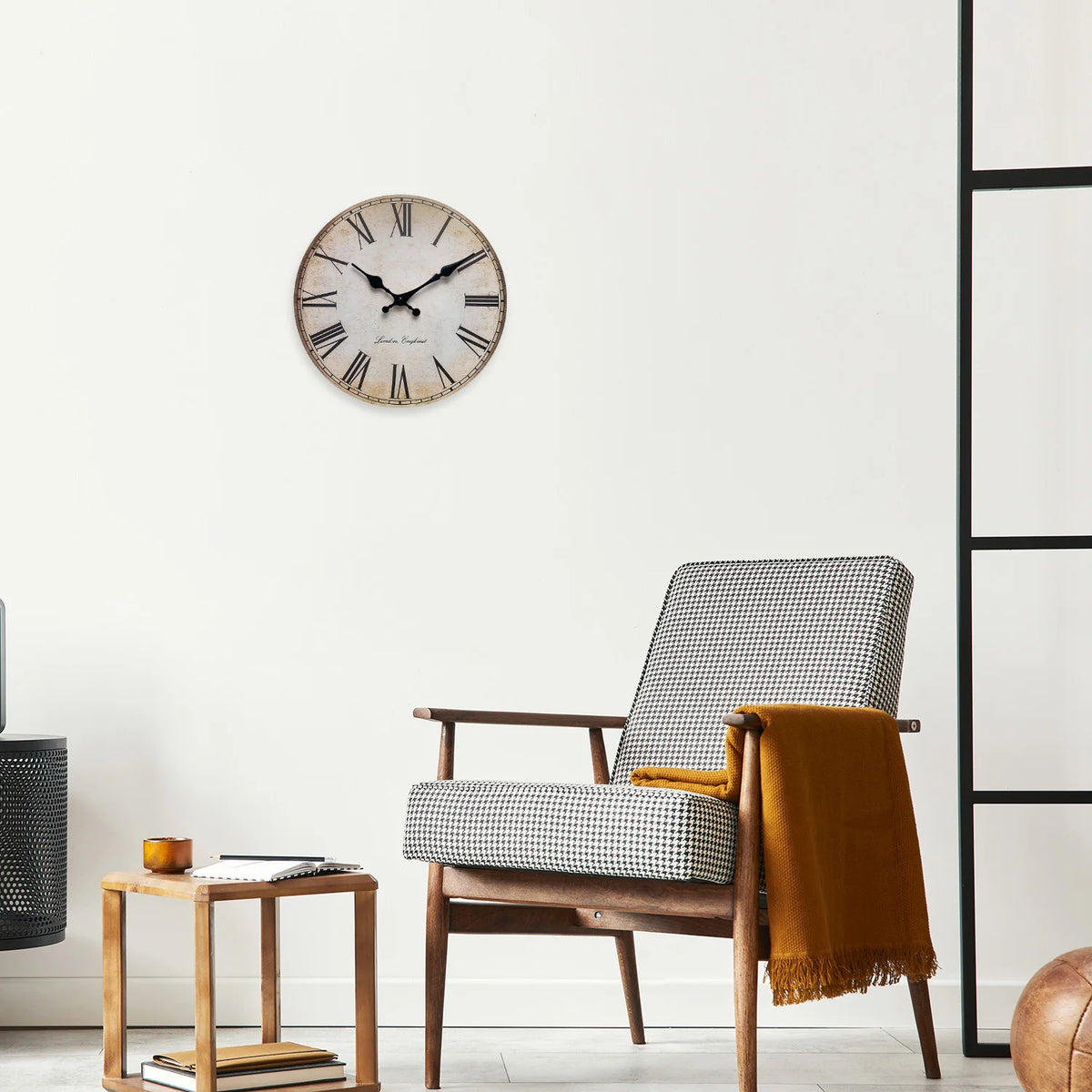 retro wooden wall clock with roman numerals silent and decorative - vue 7 sur 7