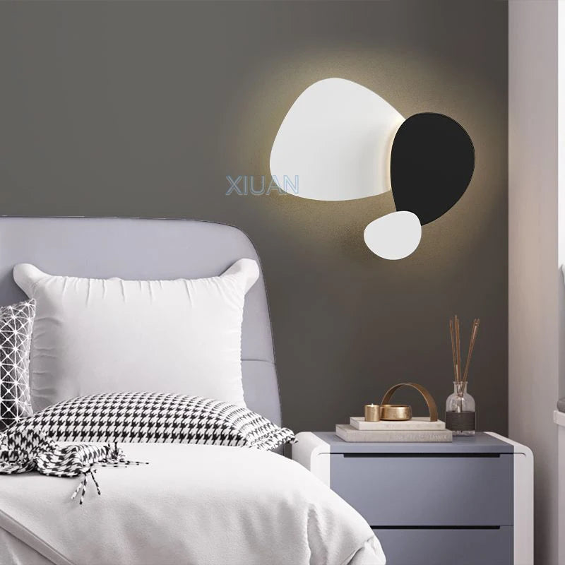 Modern bedside lamp with geometric shapes - vue 3 sur 10