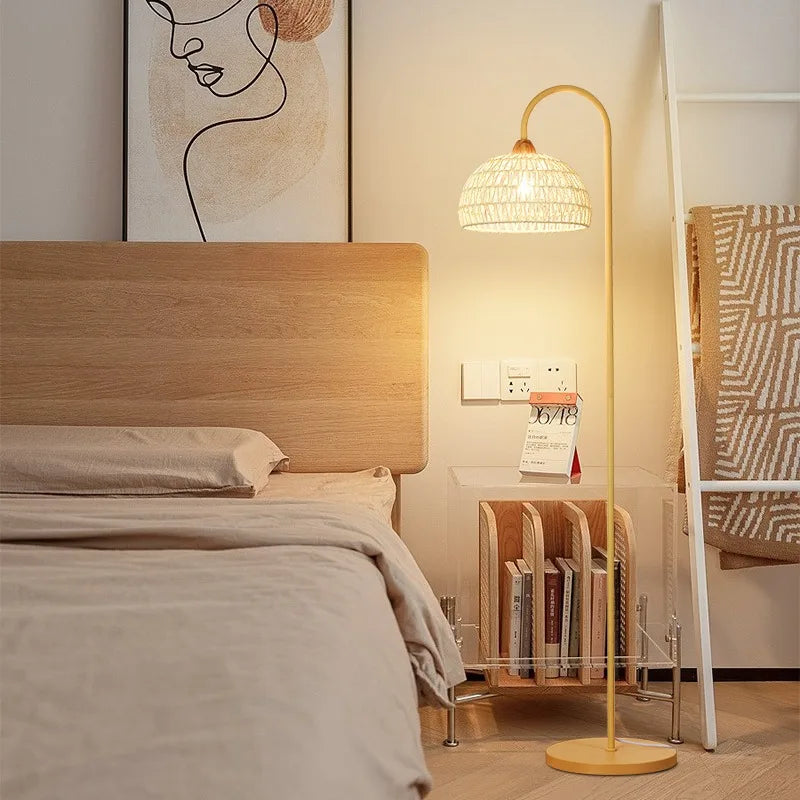 Vintage rattan floor lamp for indoor ambient lighting - vue 3 sur 7