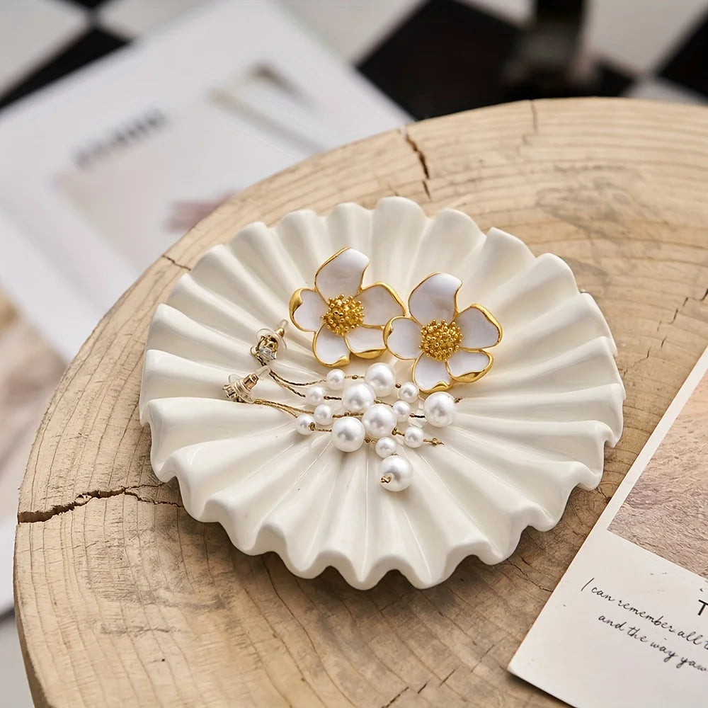 Elegant ceramic jewellery tray with modern scalloped design - vue 6 sur 8
