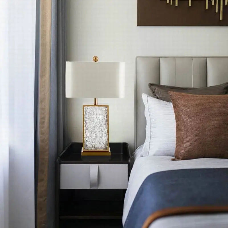 Modern glass table lamp with decorative gold frame - vue 3 sur 7
