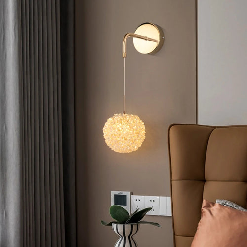 Elegant crystal and gold metal wall lamp for modern interiors - vue 3 sur 10