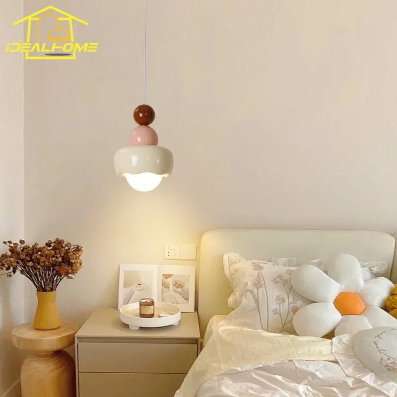 Modern designer pendant light in resin and glass for children's interiors - vue 4 sur 9