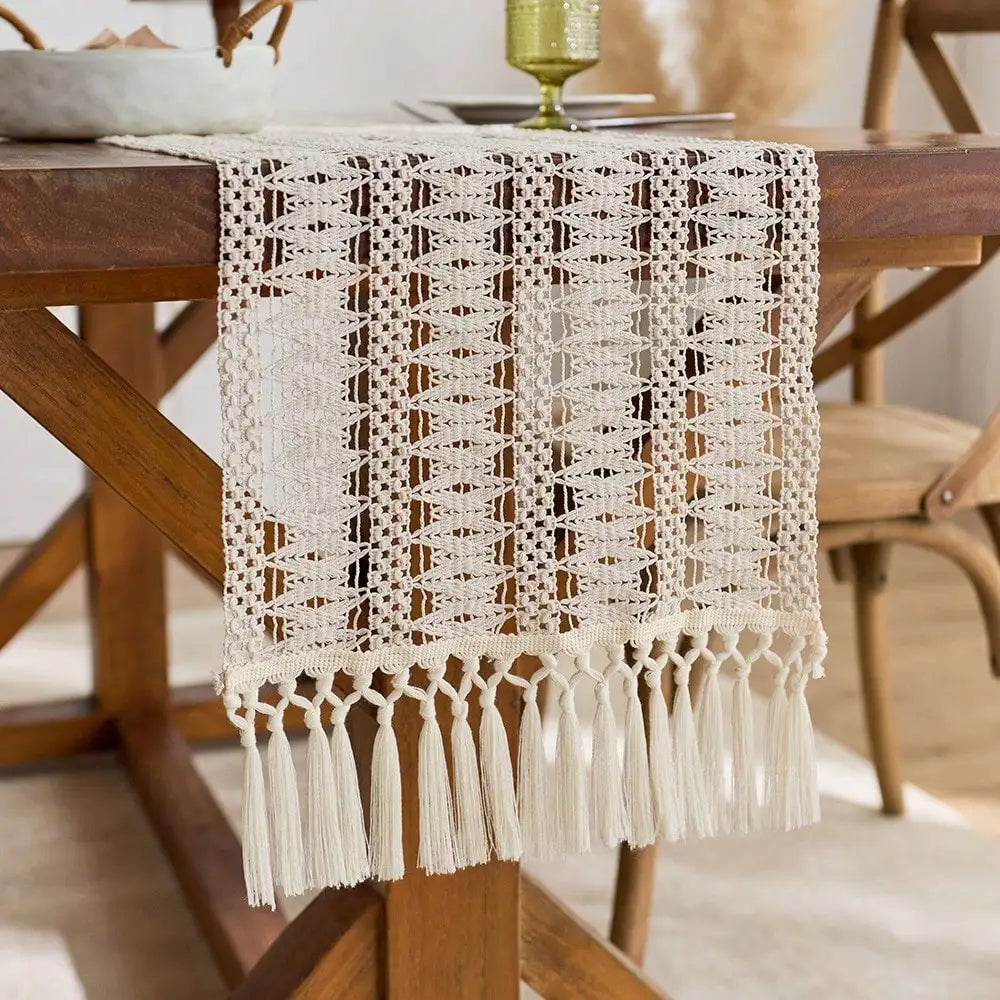 Beige boho table runner with tassels and geometric pattern - vue 4 sur 7