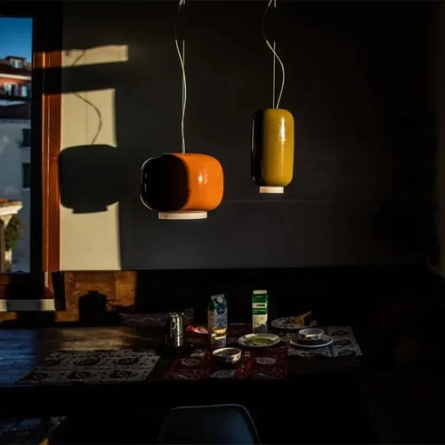 Modern glass pendant light with bright, colourful design - vue 3 sur 9