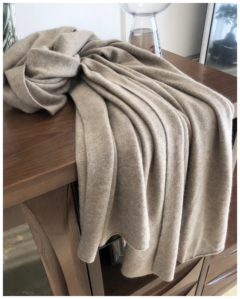 Elegant knitted cashmere scarf with fringes for winter