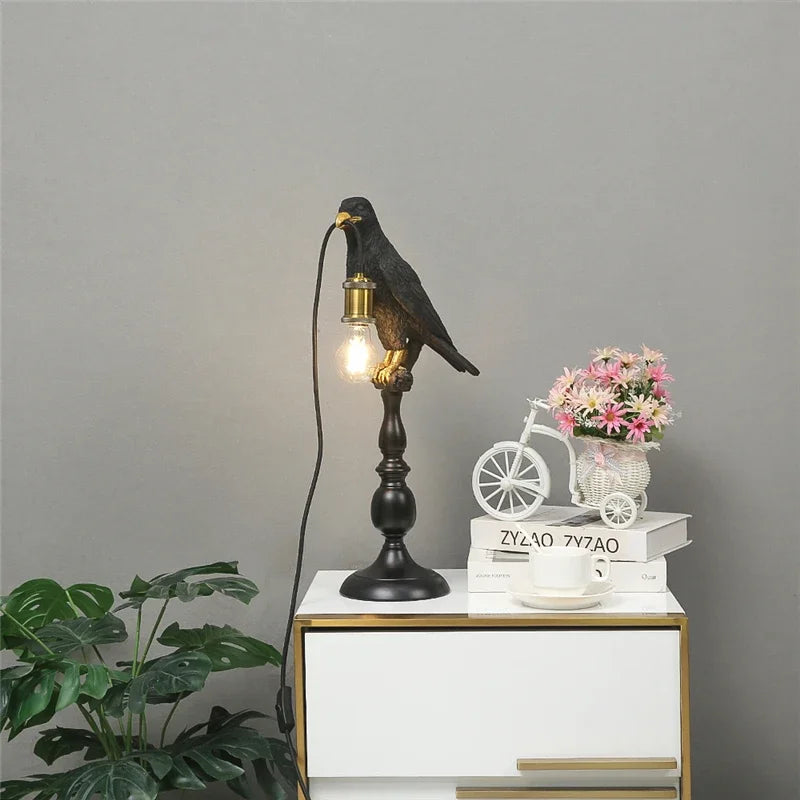 Modern resin bird-shaped desk lamp with golden beak - vue 5 sur 7