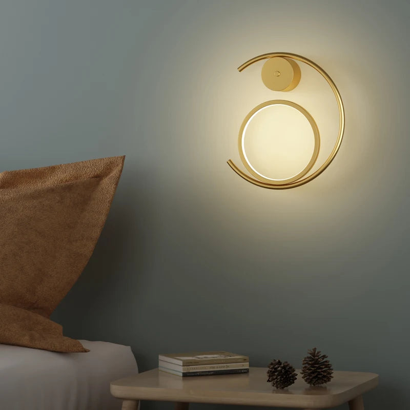 Modern gold metal wall light for a minimalist atmosphere