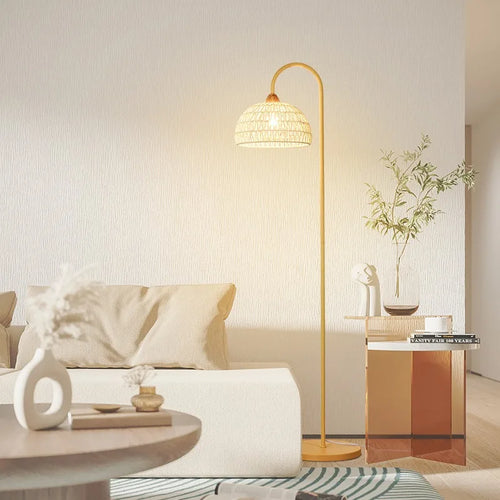 Vintage rattan floor lamp for indoor ambient lighting - vue 4 sur 7