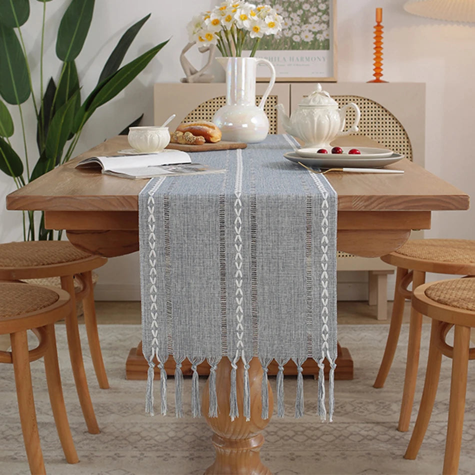 Embroidered bohemian table runner with woven tassels - vue 6 sur 7