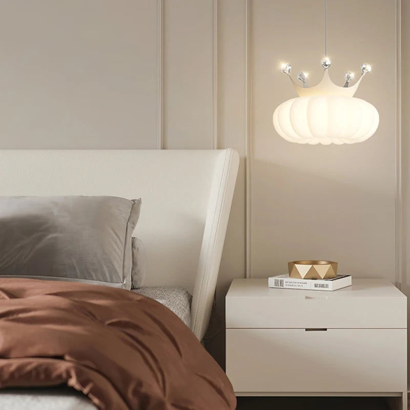 Luxury decorative pendant light with gold crown design - vue 4 sur 13