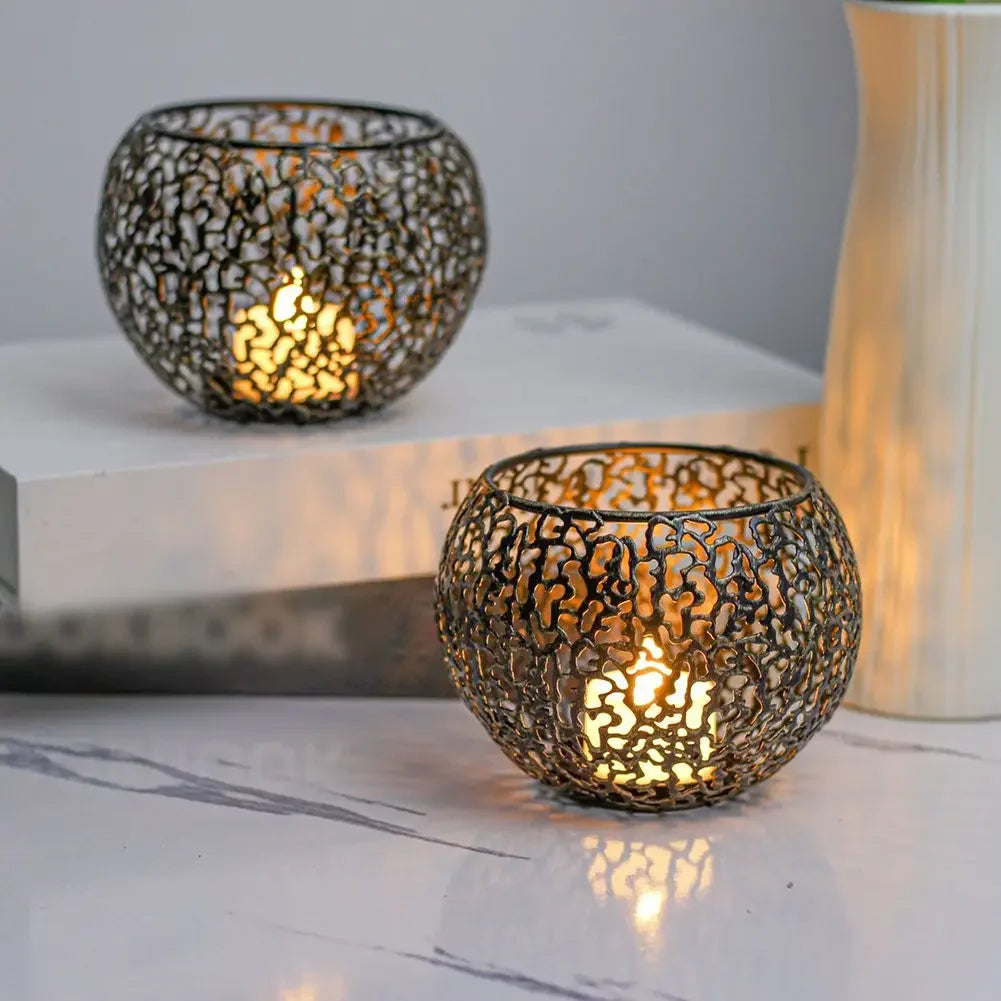 Gold metal candle holders with intricate design for elegant decor - vue 3 sur 11