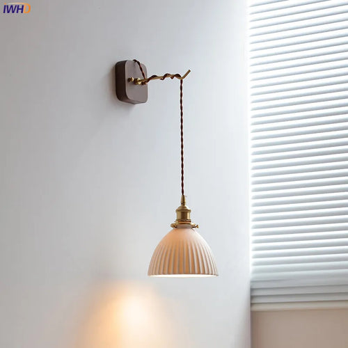 Modern walnut and copper LED wall light plug-in - vue 3 sur 23