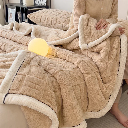 Thick winter fleece throw with heart pattern for sofa and bed - vue 4 sur 6