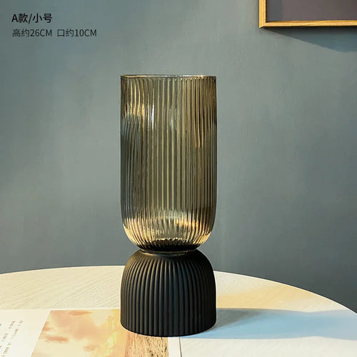 striped glass vase for elegant floral arrangement - vue 10 sur 9
