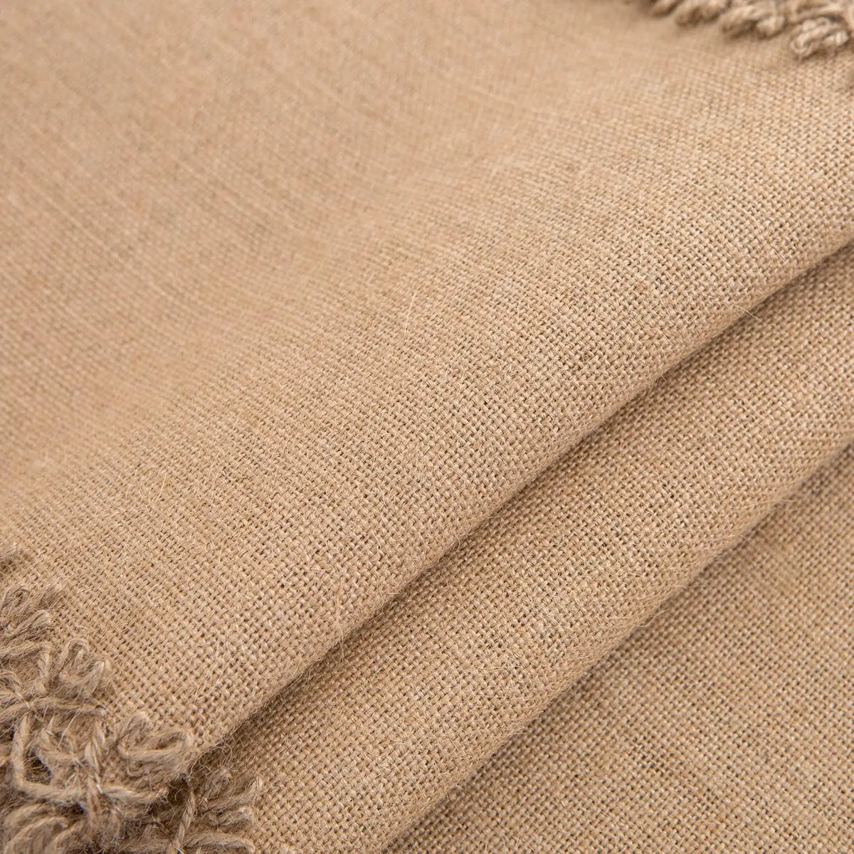 Rustic beige macramé table runner, bohemian style - vue 6 sur 7