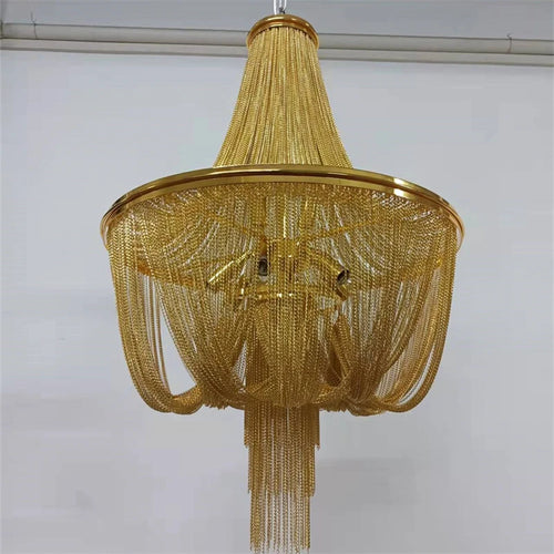 Modern gold aluminium tassel chandelier with decorative chain - vue 4 sur 12