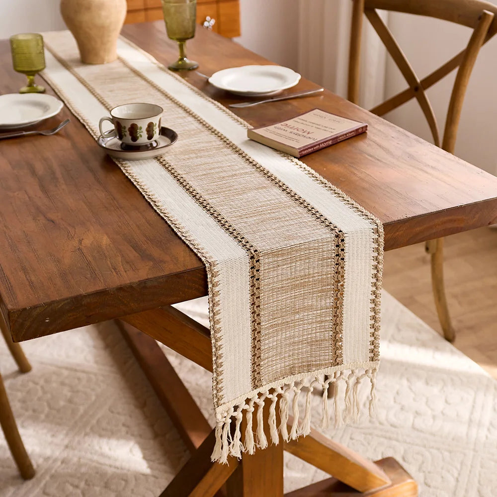 Boho khaki macramé table runner with tassels - vue 4 sur 7