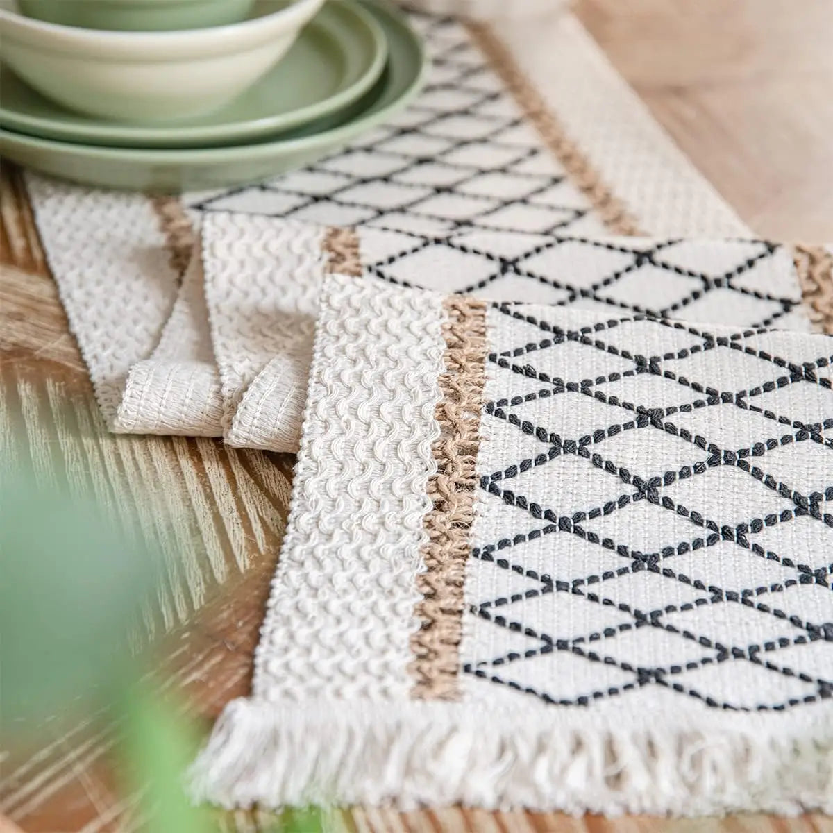 Beige boho table runner with geometric patterns and tassels - vue 6 sur 7