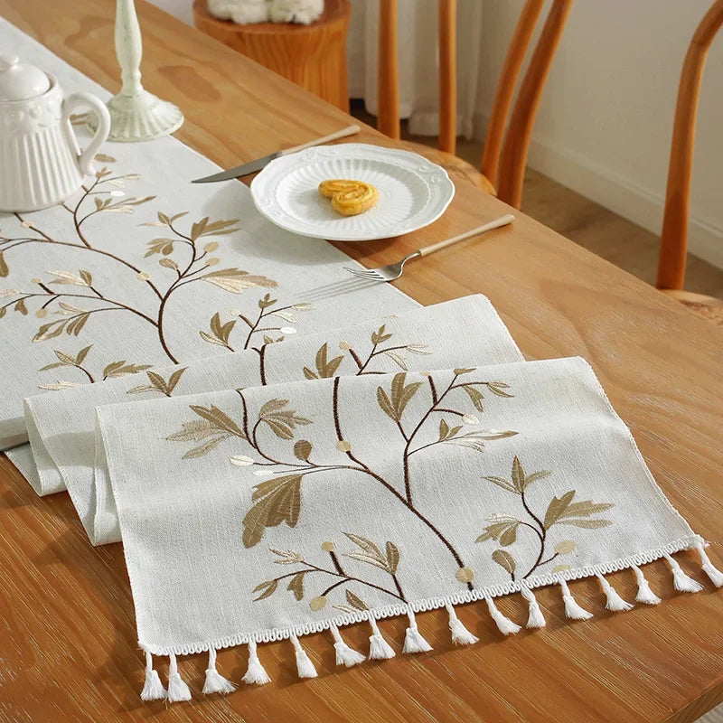 Embroidered boho plant table runner with cotton tassels - vue 5 sur 5