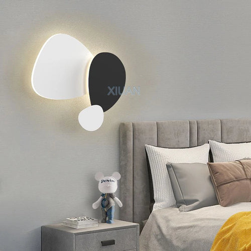 Modern bedside lamp with geometric shapes - vue 2 sur 10