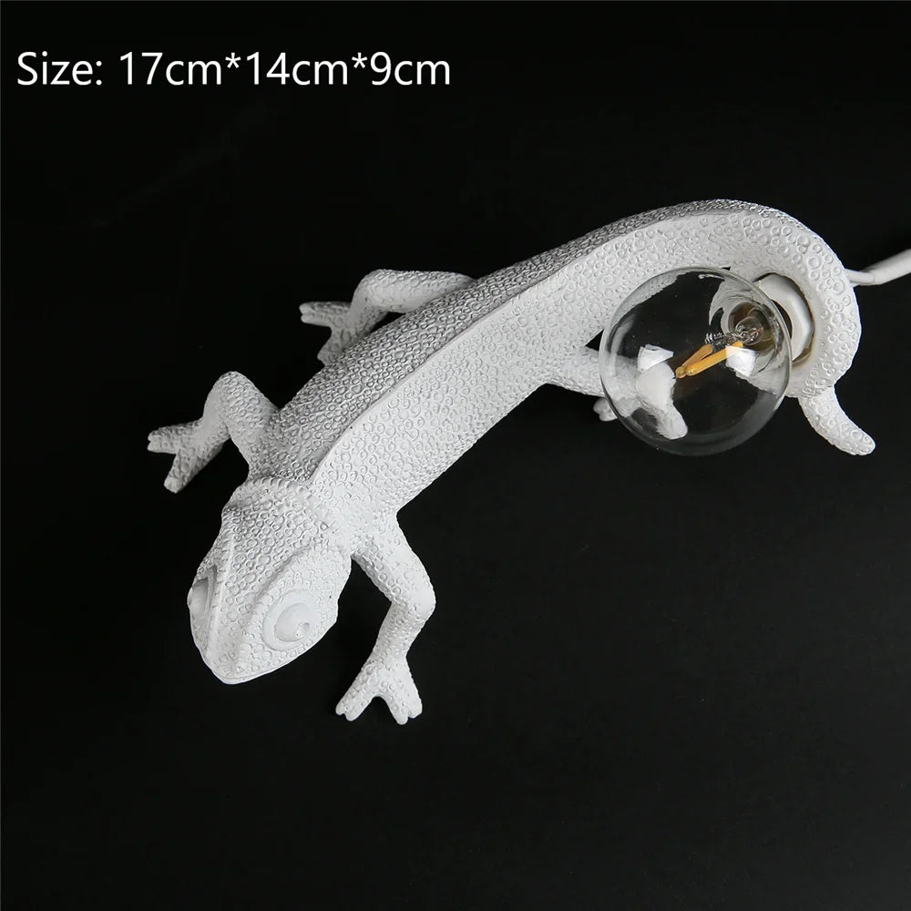 Modern and playful chameleon lizard desk lamp in resin - vue 9 sur 11