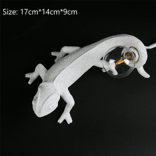 Modern and playful chameleon lizard desk lamp in resin - vue 10 sur 11