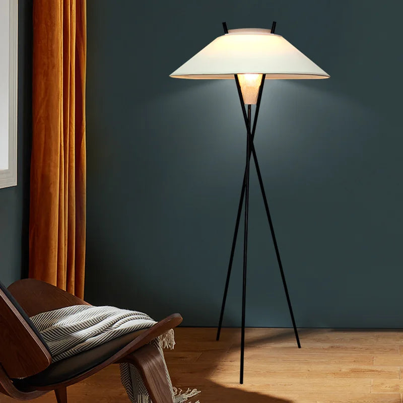 Modern Italian design triangular floor lamp with vintage shade - vue 4 sur 7