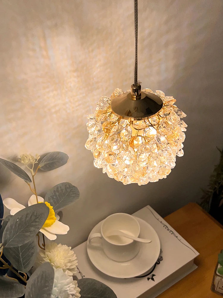 modern crystal pendant light with adjustable metal cord - vue 4 sur 12
