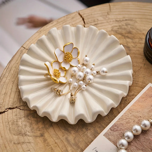 Elegant ceramic jewellery tray with modern scalloped design - vue 2 sur 8