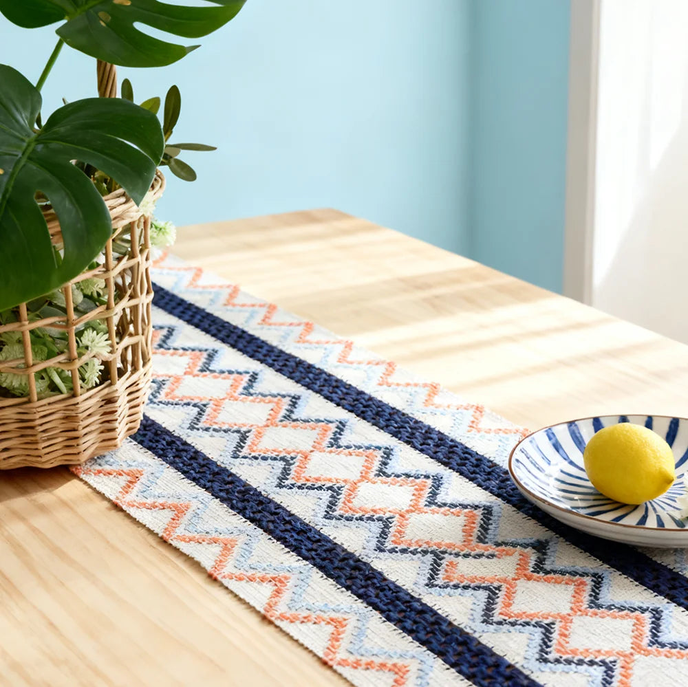 Bohemian table runner with Aztec pattern in beige and tassels - vue 5 sur 6