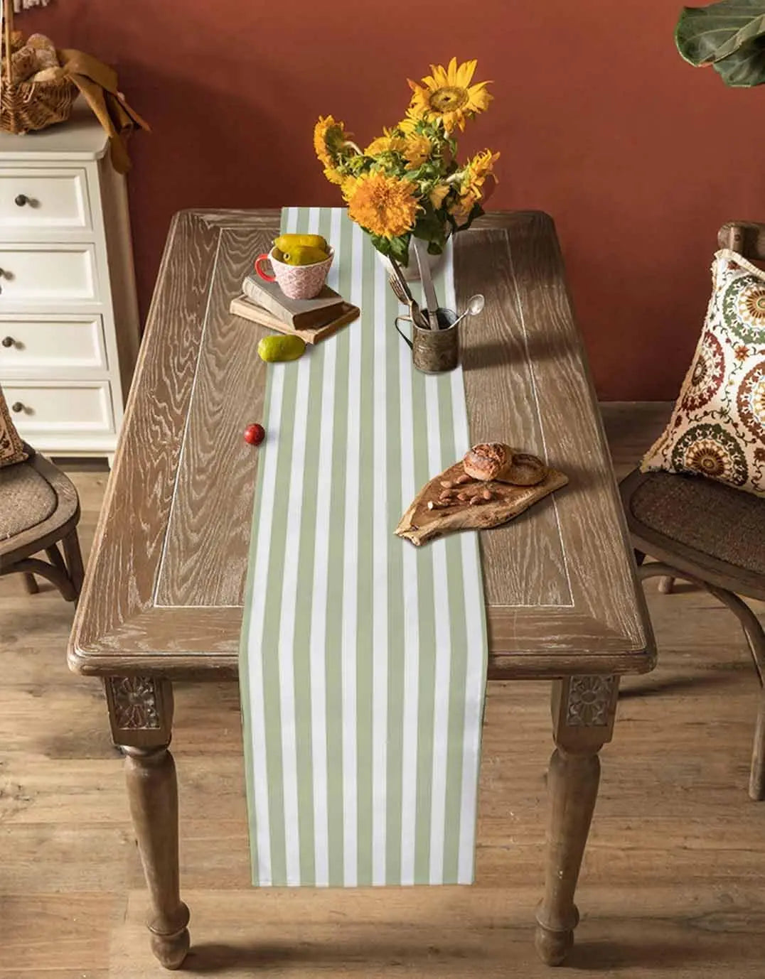 Sage green striped linen table runner farmhouse style - vue 4 sur 6