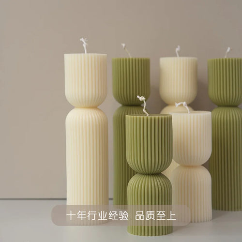 handcrafted scented candles with striped columns and wind chimes - vue 2 sur 9