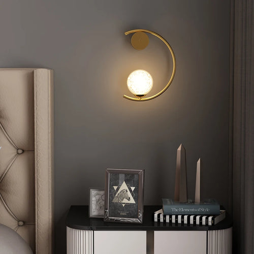 Modern gold metal wall light for a minimalist atmosphere - vue 3 sur 8