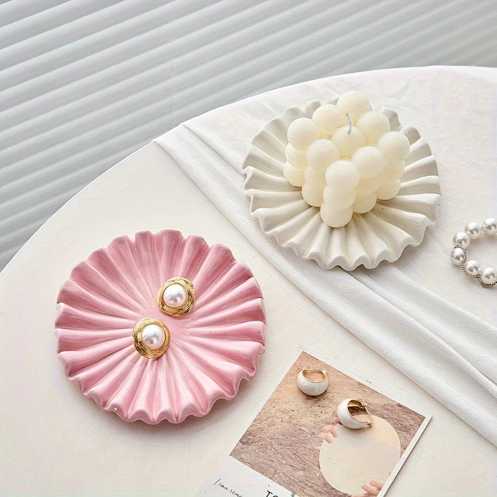 Elegant ceramic jewellery tray with modern scalloped design - vue 3 sur 8