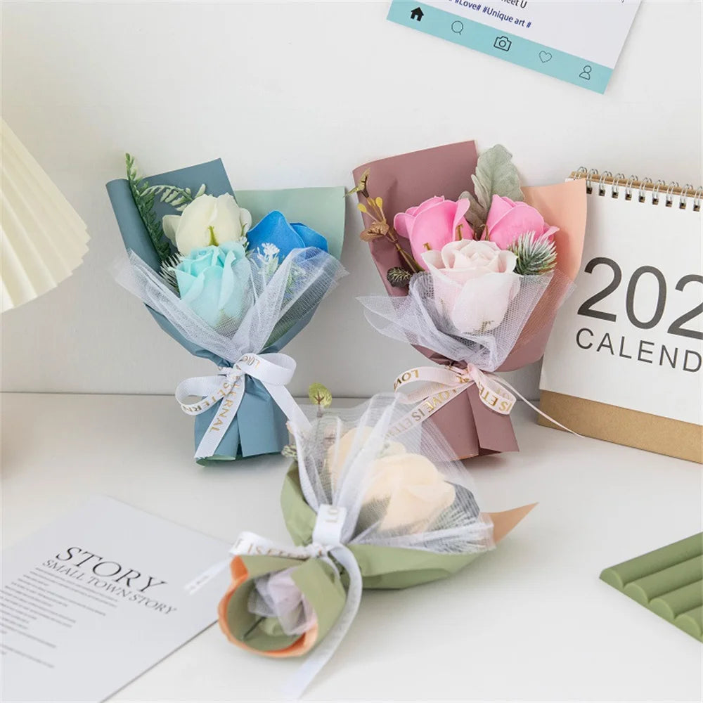 Small decorative artificial rose bouquet for valentine's day - vue 4 sur 13