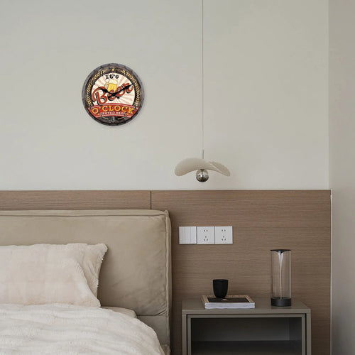 retro wooden wall clock with decorative bottle cap pattern - vue 7 sur 7