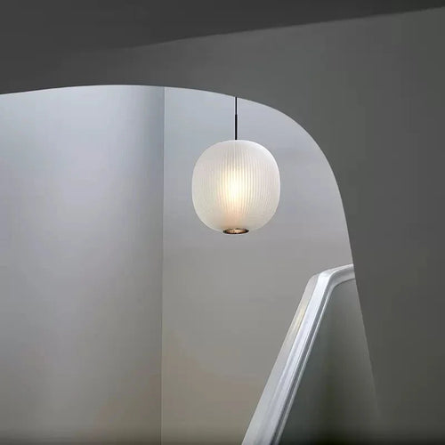 Modern round glass pendant light for various spaces - vue 3 sur 8
