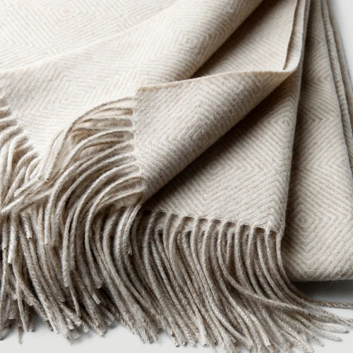 Soft wool throw with spiral pattern and fringes - vue 5 sur 5