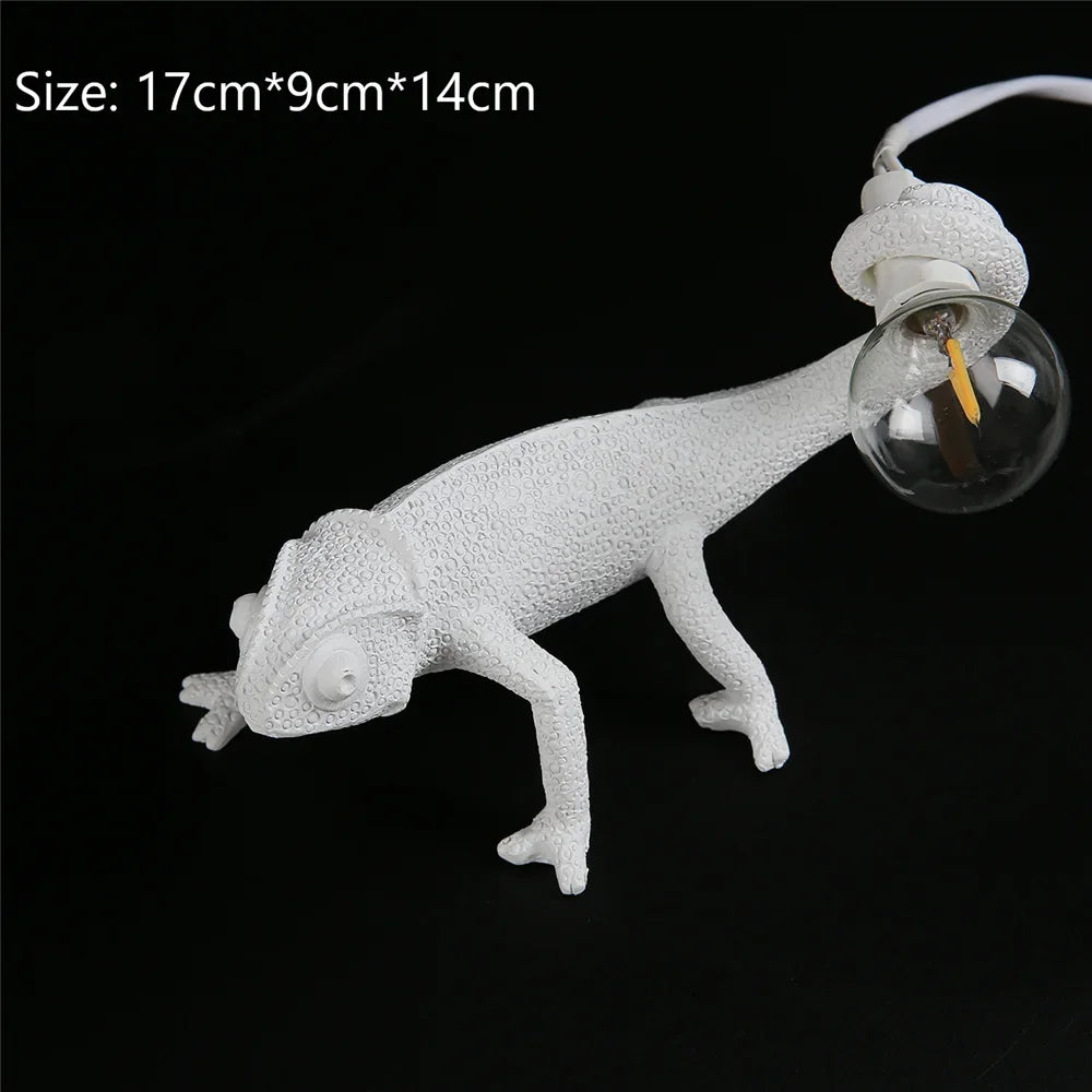 Modern and playful chameleon lizard desk lamp in resin - vue 8 sur 11