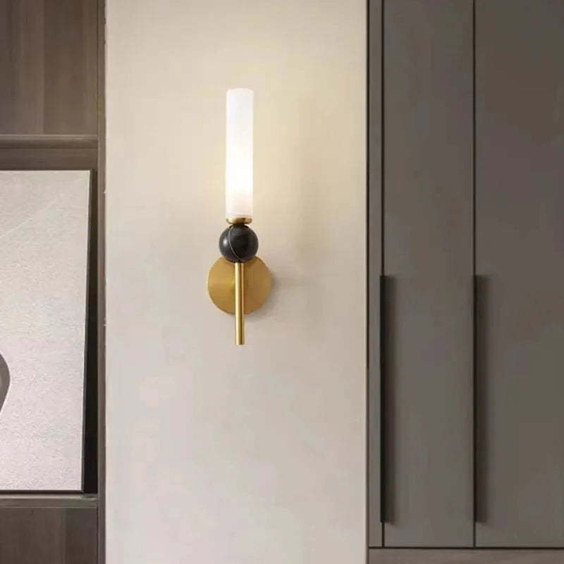 lustre simple et moderne en laiton avec boule en acrylique - vue 3 sur 16