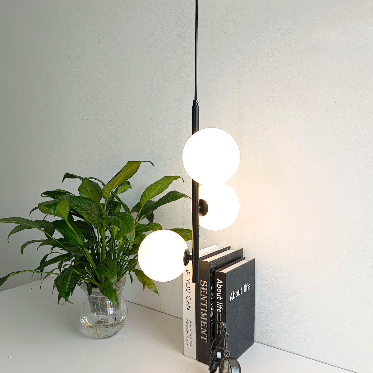 Modern glass and black brass pendant light with luminous design - vue 5 sur 10