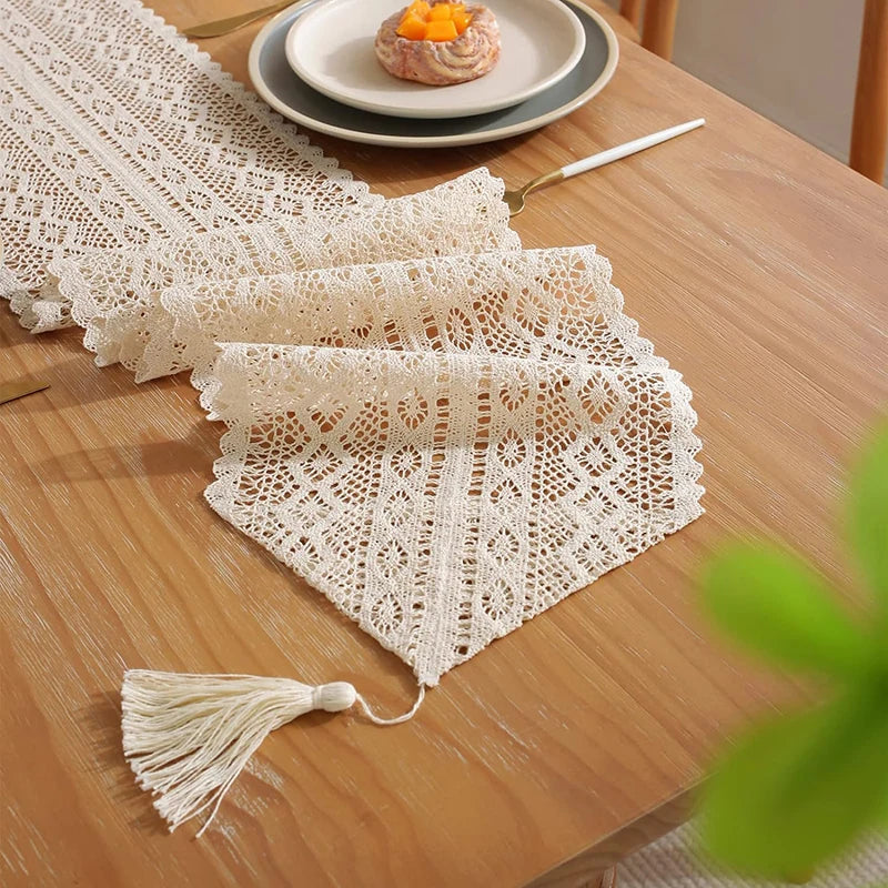 Boho crochet lace table runner with beige tassels - vue 4 sur 6