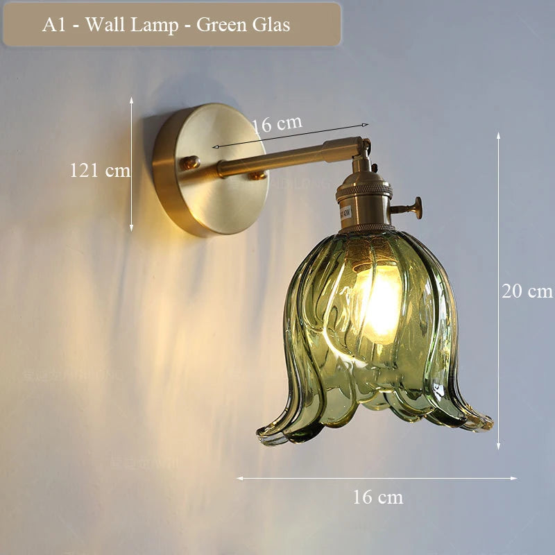 Modern adjustable glass and brass wall light for an elegant interior - vue 8 sur 12