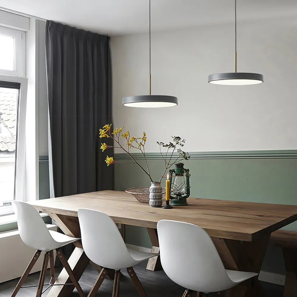 Minimalist metal pendant light from northern Europe - vue 3 sur 10