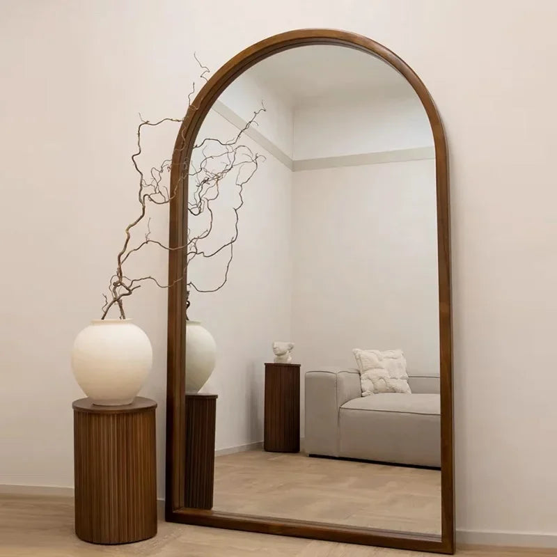 Decorative circular mirror for an elegant boho atmosphere