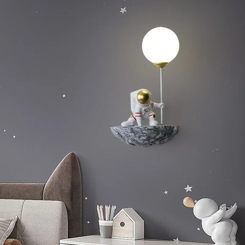 Cartoon astronaut wall lamp LED for children - vue 4 sur 13