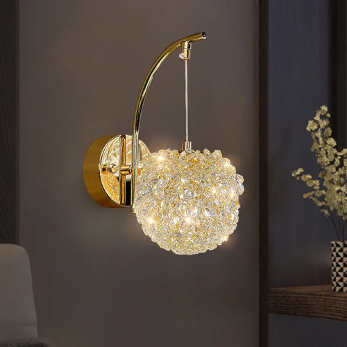 Elegant crystal and gold metal wall light for modern interiors - vue 2 sur 10