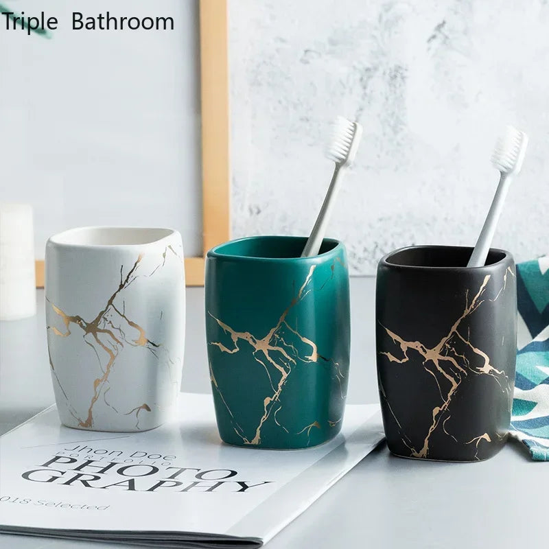 ensemble de tasse en céramique et support de brosse à dents